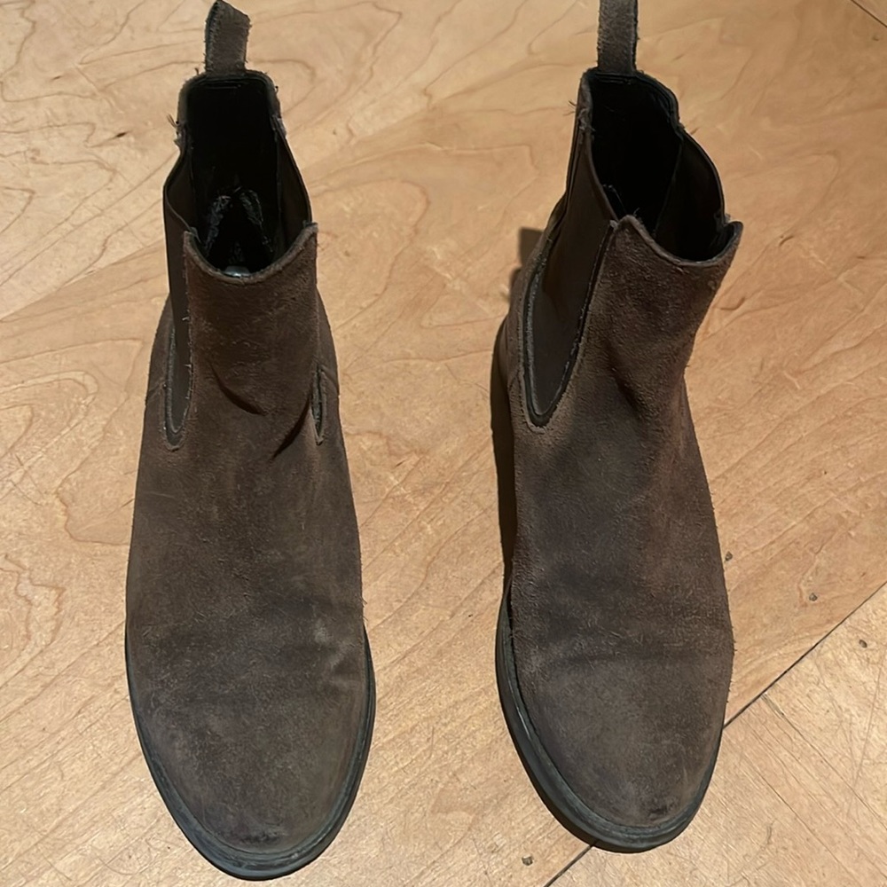 Duchess Chelsea boot in olive green/brown suede. Comfort & style all in one!
